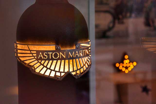 Lampe extincteur aston martin en décoration d'intérieur centré sur le logo JLR Concept