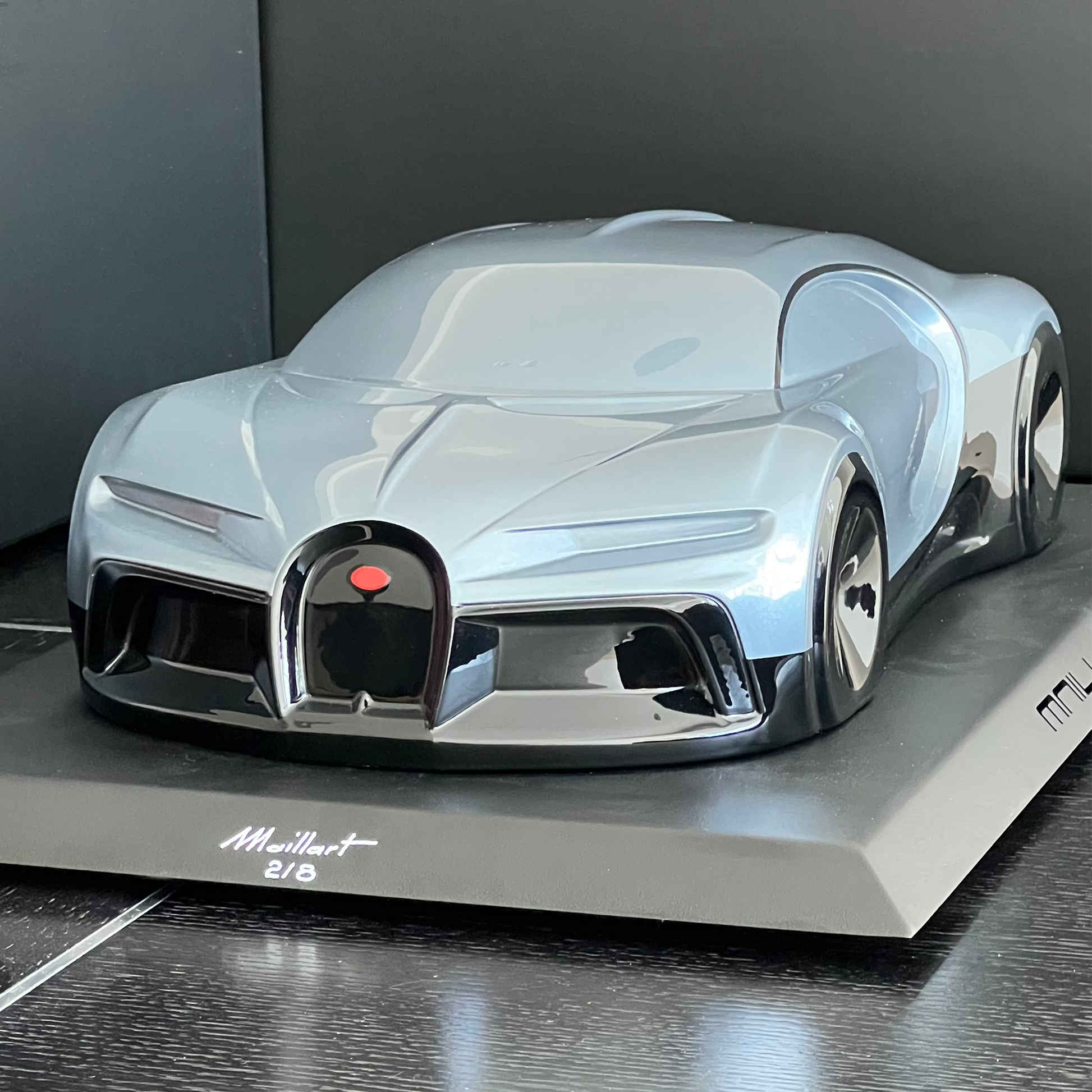 sculpture automobile en résine laurent maillart bugatti chiron gris et noir