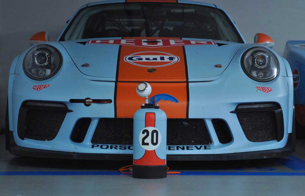 Lamp extinguisher vintage gulf blue and orange number 20 in front of Porsche JLR Concept